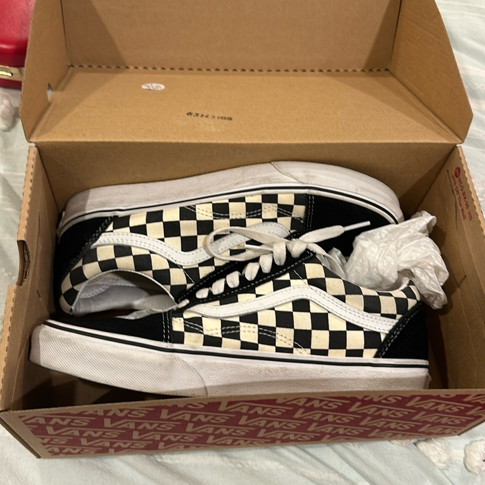 CHECKERED VANS
SIZE 8
LIGHTLY WORN